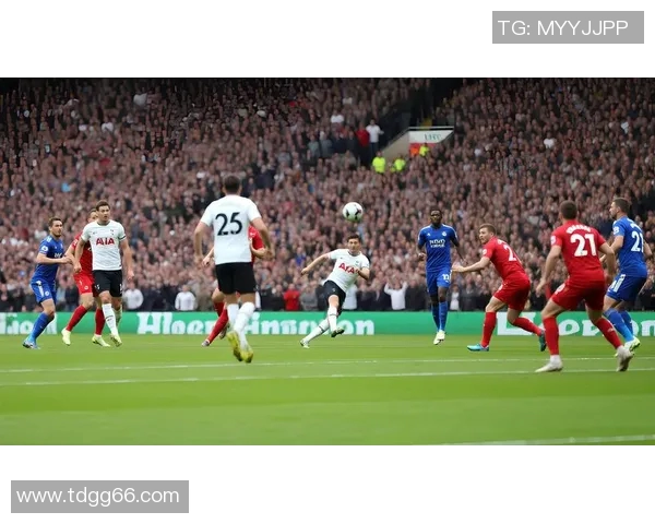 球星妻子同场竞技掀起绿茵风暴上演别样足球激情故事